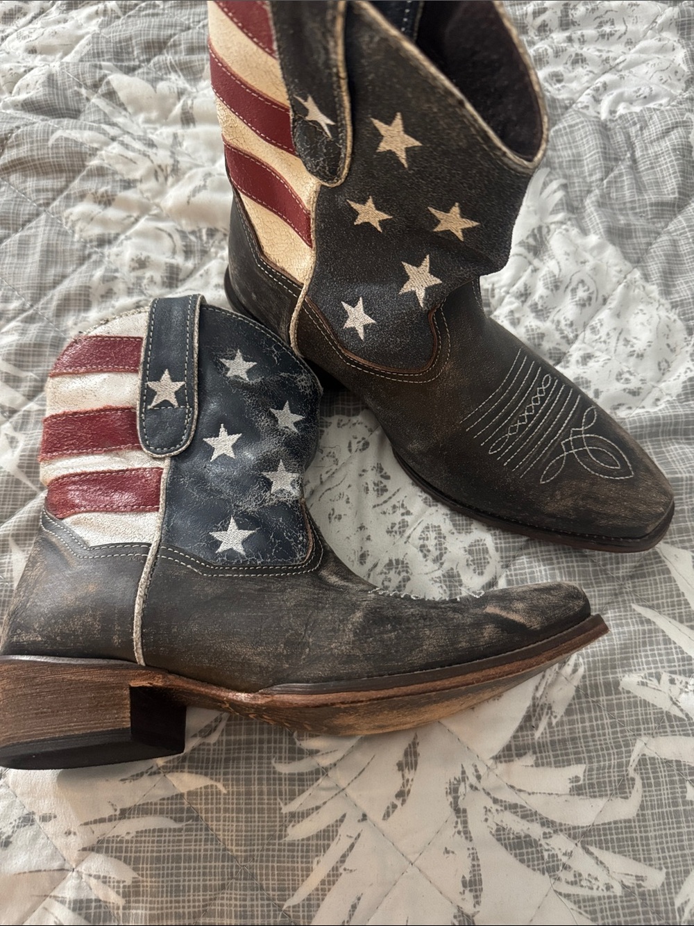 Roper Western Star-Print Cowboy Boots in Distressed Black